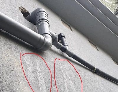 סימני נזילות מים על הקיר החיצוני בבניין