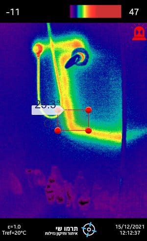 אינסטלטור 24 שעות מומחה עם מכשיר לאיתור נזילות מים