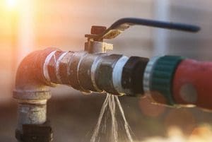 החלפת ברז - תיקון נזילות מים בבת ים על ידי אינסטלטור