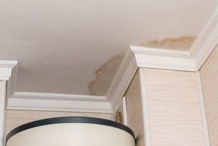 נזילת מים מהתקרה