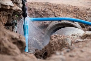 צריכים אינסטלטור לצורך החלפת צנרת מים