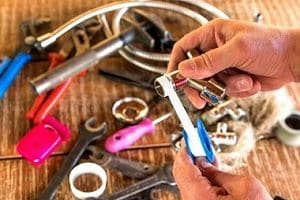 תיקון ברזים עם טפלון באמצעות אינסטלטור בבת ים