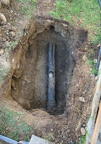 החלפת צנרת בחצר - כשל בצנרת ביוב בגינה